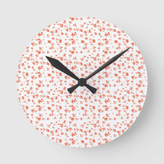 Zartes rotes Blumenmuster auf weichem Creme  Runde Wanduhr