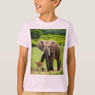 Zärtliche Momente: Mutter und Neugeborenes verbind T-Shirt