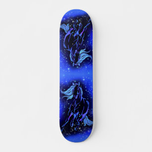 Zauberblaues Pferd, das bei Mondlicht läuft, star Skateboard