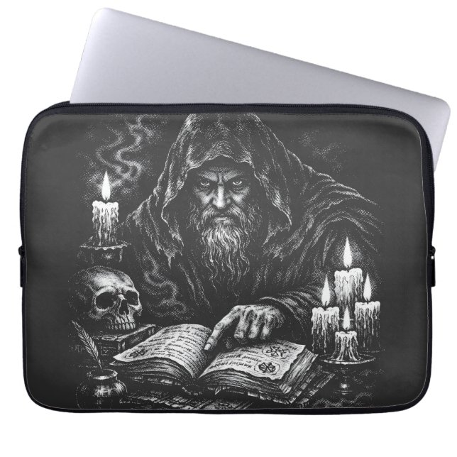 Zauberer beim Studium des Grimoire — von BurnsInHe Laptopschutzhülle (Vorderseite)