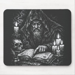 Zauberer beim Studium des Grimoire — von BurnsInHe Mousepad