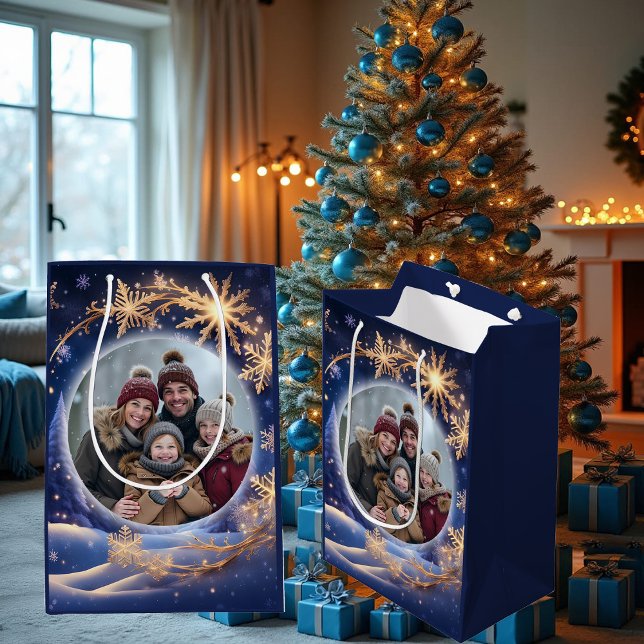 Zauberhafte Weihnachtszeit - goldene Schneeflocken Mittlere Geschenktüte (Von Creator hochgeladen)