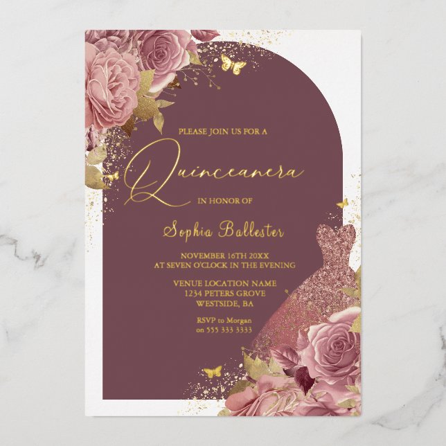 Zauberhaftes Kleid & Arch Verzaubertes Quinceanera Folieneinladung (Vorderseite)