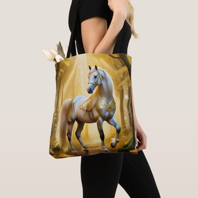 Zauberhaftes Pferd im goldenen Wald Tasche (Von Nahem)