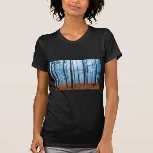 Zauberwald in Nebel in blau und orange T-Shirt