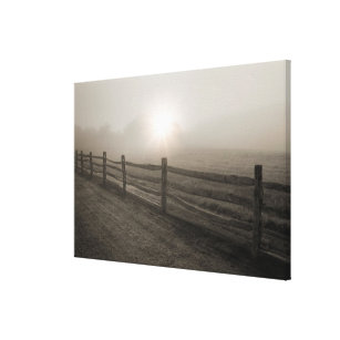 Zaun und Sonnendurchbruch durch Nebel nahe Sharon Leinwanddruck