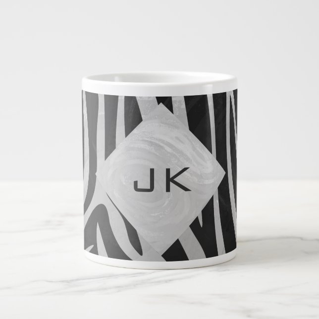 Zebra Black and Light Gray Monogram Jumbo-Tasse (Vorderseite)