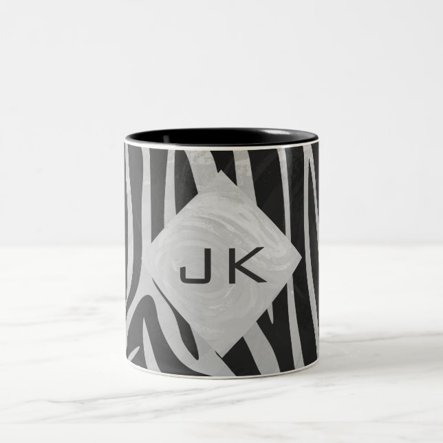 Zebra Black and Light Gray Monogram Zweifarbige Tasse (Mittel)