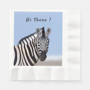 Zebra, die Sie mit blauen Himmelstext-Foto anschau Serviette