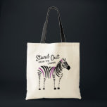 Zebra hebt sich von der Menge ab Tragetasche<br><div class="desc">Zebra mit schwarzen und lila Streifen,  die Sie dazu motivieren,  sich von der Masse abzuheben und Ihr eigenes Ding zu machen.</div>