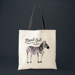 Zebra hebt sich von der Menge ab Tragetasche<br><div class="desc">Zebra mit schwarzen und lila Streifen,  die Sie dazu motivieren,  sich von der Masse abzuheben und Ihr eigenes Ding zu machen.</div>