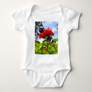Zebra-Schmetterlinge auf roten Blume Baby Strampler