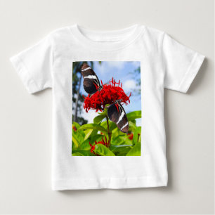 Zebra-Schmetterlinge auf roten Blume Baby T-shirt