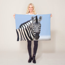 Zebra sieht dich mit blauem Himmelslicht Foto an Fleecedecke