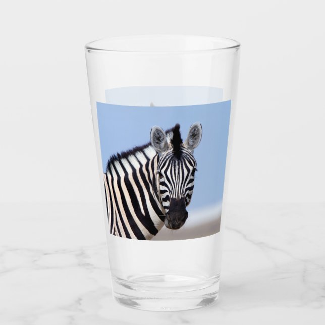 Zebra sieht dich mit blauem Himmelslicht Foto an Glas (Vorderseite)