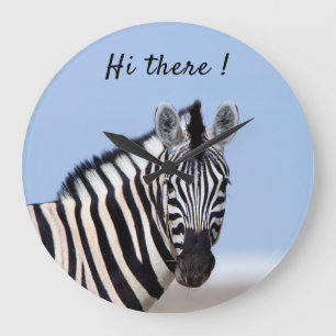 Zebra sieht dich mit blauem Himmelslicht Foto an Große Wanduhr