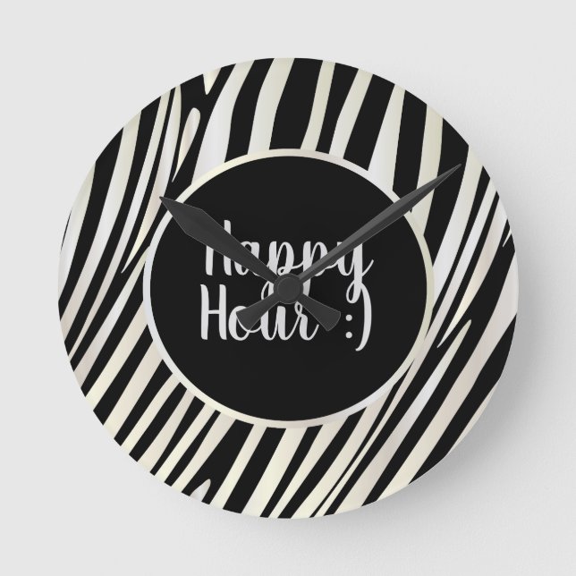 Zebra Streifen Schwarz & Weiß Muster Happy Hour! Runde Wanduhr (Vorderseite)