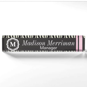 Zebra Striped Tier mit Rosa hält   personifizieren Namensplakette