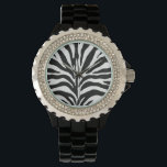 Zebra Stripes Armbanduhr<br><div class="desc">Kristall-Uhr mit schwarzem Emailbild und Zebradruck. Hier finden Sie passende ovale Gurtschnalle,  Rundcharm,  Ohrringe,  großen quadratischen Premium-Metal-Schlüsselanhänger,  doppelseitig quadratischer Acrylkeil und runde Halskette. Sehen Sie die gesamte Sammlung This & That Watch im Abschnitt ACCESSORIES.</div>