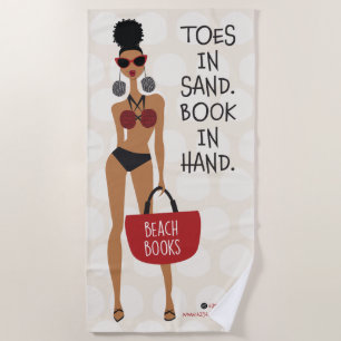 Zehen in Sand. Buchen Sie Hand. Strandtuch