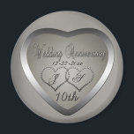 Zehn-Jahr-Jubiläum Magnet<br><div class="desc">Das traditionelle Geschenk des 10-jährigen Hochzeitsjubiläums ist Zinn. Im behalt zu dieser Tradition haben wir unser Design für den 10. Hochzeitsjubiläum "Punched Tin Look" kreiert. Bitte beachten Sie, dass alle Verzierungen digital erstellt werden, um realistisch zu erscheinen.</div>