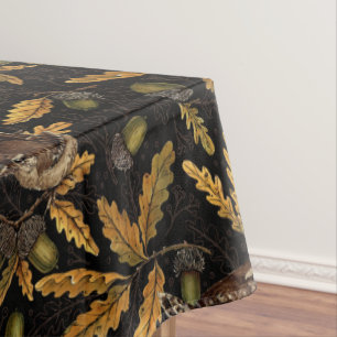 Zeichen und Eicheln auf schwarz Tischdecke