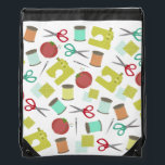 Zeichnen des Zeichenketten-Backpacks für das Muste Sportbeutel<br><div class="desc">Ein Zugband-Rucksack mit einem nähenden Motivmuster mit Illustrationen einer Nähmaschine,  einem Gewinde,  einer Nähnadel,  einer Schere,  einem Button-Kissen und einer Stoffwatte.</div>