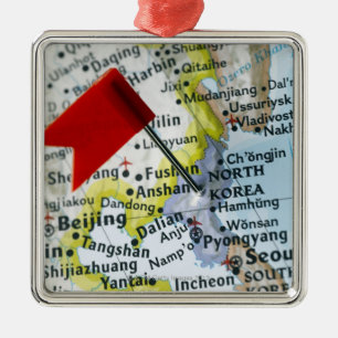 Zeichnen Sie das Button auf, das auf Nordkorea auf Ornament Aus Metall