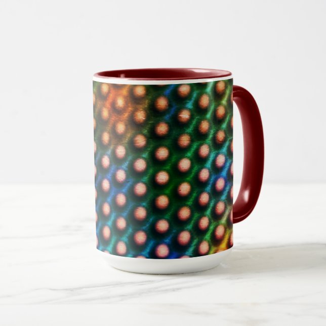 Zeichnend Kreise, die wie Kugeln oder Löcher ausse Tasse (VorderseiteRechts)
