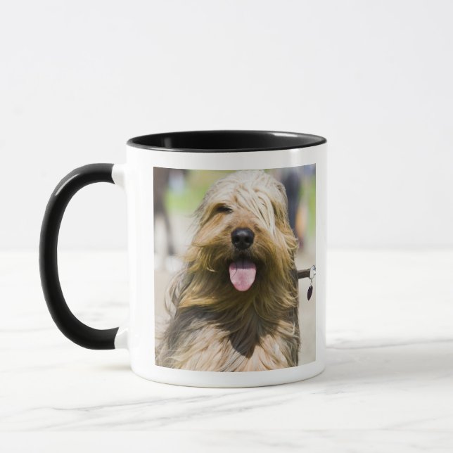 Zeigen der Zunge, langes Haar, Porträt Tasse (Links)