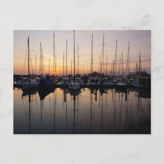 Zeilboten in haven met tegenlicht. postkarte