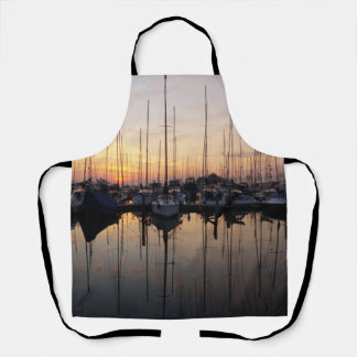 Zeilboten in haven met tegenlicht. schürze