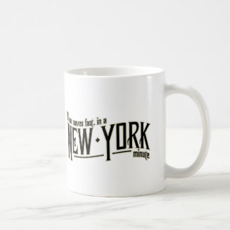 Zeit bewegt sich schnell in eine New- Yorkminute Kaffeetasse