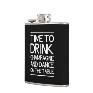 Zeit, Champagne zu trinken und auf die Tabelle zu Flachmann