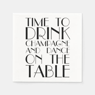 Zeit, Champagner und Tanz am Tisch zu trinken Serviette