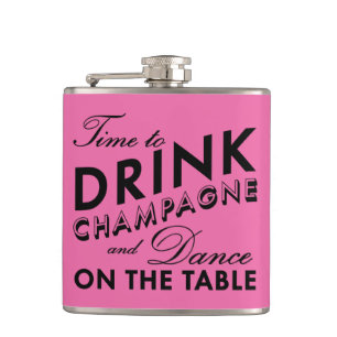 Zeit, Champagner zu trinken Rosa und schwarze Flas Flachmann