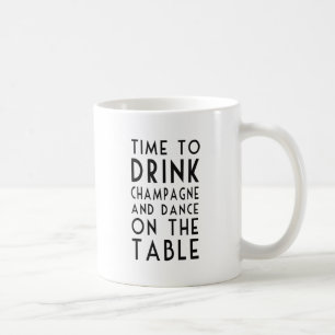 Zeit, Champagner zu trinken und auf dem Tisch zu t Kaffeetasse