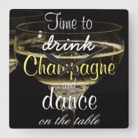 Zeit, Champagner zu trinken und auf dem Tisch zu t