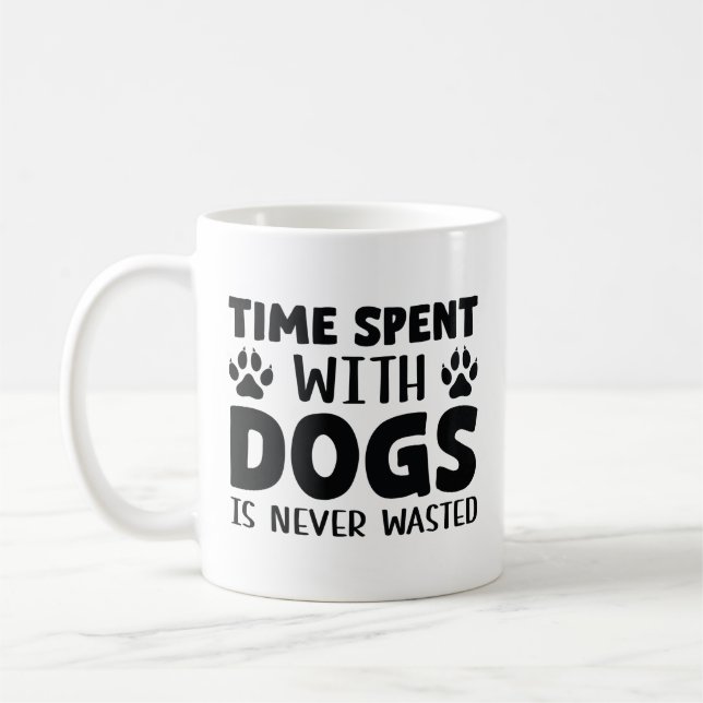 Zeit, die mit Hunden verbracht wird, wird nie vers Kaffeetasse (Links)