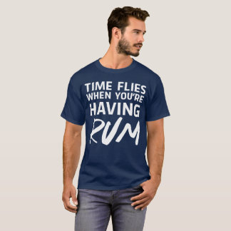Zeit fliegt, wenn Sie den humorvollen Rum haben T-Shirt