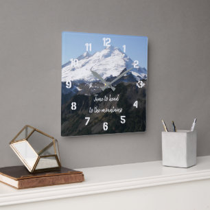 Zeit, in die Berge zu fahren Quadratische Wanduhr