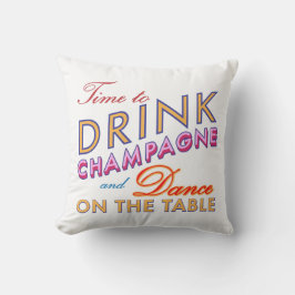 Zeit, weißes Kissen Champagne zu trinken im Freien