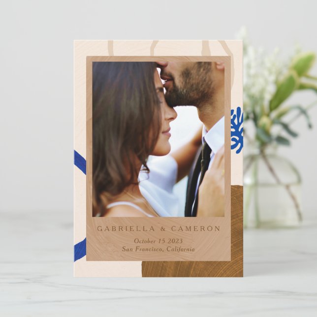 Zeitgenössische Abstrakte Blue Tan Foto Hochzeit Save The Date (Stehend Vorderseite)