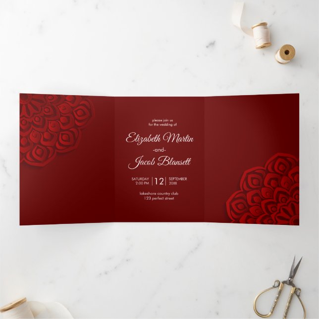 Zeitgenössische Red Papercut Mandala Wedding Dreifach Gefaltete Einladung (Innenseite)