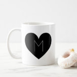 Zeitgenössische Schwarzes Herz Einfache Monogramm- Kaffeetasse<br><div class="desc">Moderne,  anpassbare Tasse mit schwarzer Herz-Illustration mit einfacher Typografie-Monogramm. Personalisieren Sie diese Tasse,  indem Sie eigene Buchstaben hinzufügen. Das wird perfekt sein als Geschenk.</div>