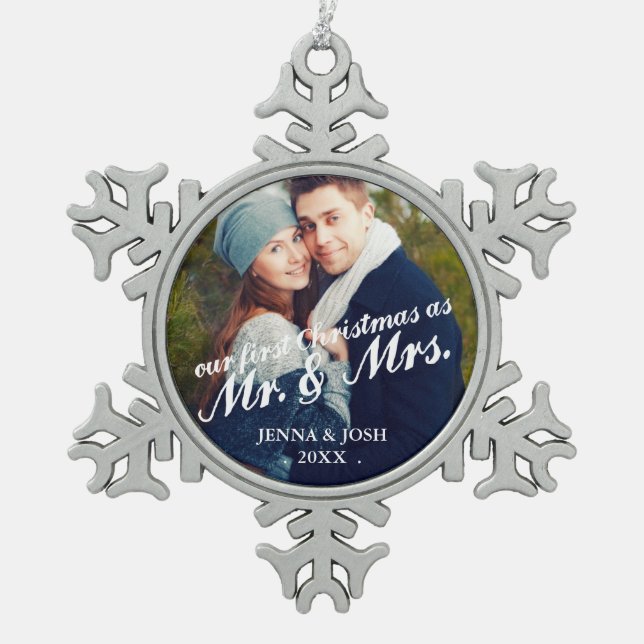 Zeitgenössisches Erstes Weihnachten Mr. & Mrs. Fot Schneeflocken Zinn-Ornament (Vorderseite)