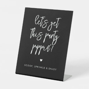 Zeitgenössisches Schwarz Lass uns dieses Party Pop Sockelschild