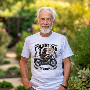 Zeitlose Eleganz: Klassische Schönheit vereint T-Shirt