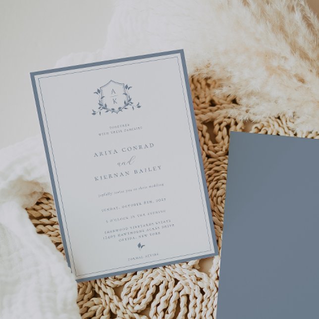 Zeitlose Reben Dusty Blue Monogram Wedding Wappen Einladung (Von Creator hochgeladen)