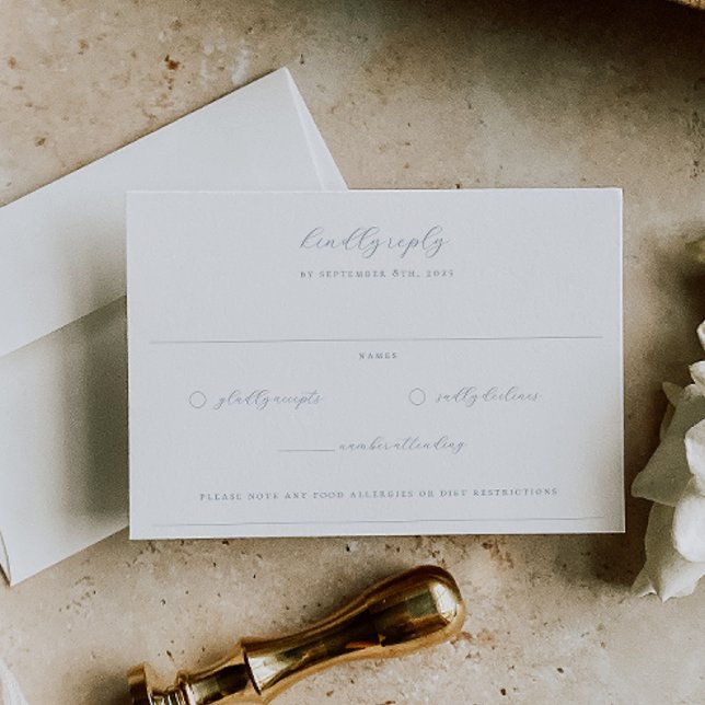 Zeitlose Reben Dusty Blue Monogram Wedding Wappen RSVP Karte (Von Creator hochgeladen)